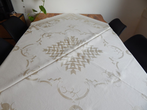 Krásný damaškový ubrus s monogramem MP