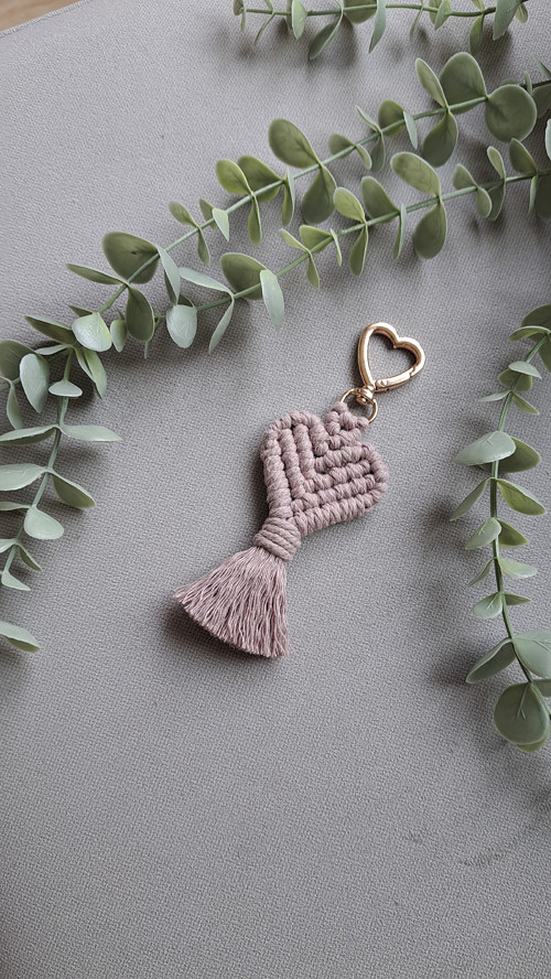 Macrame přívěsek SRDCE - fialková — foto 1
