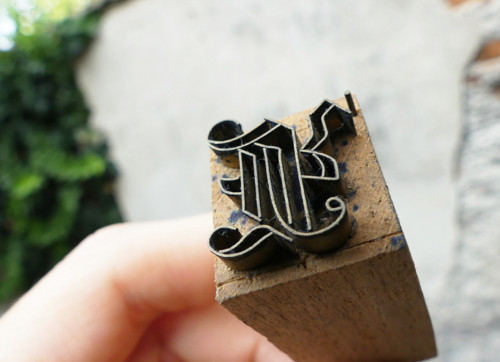 Monogram ...dřevěné razítko na textil, modrotisk