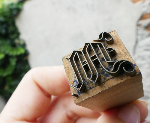 Monogram ...dřevěné razítko na textil, modrotisk