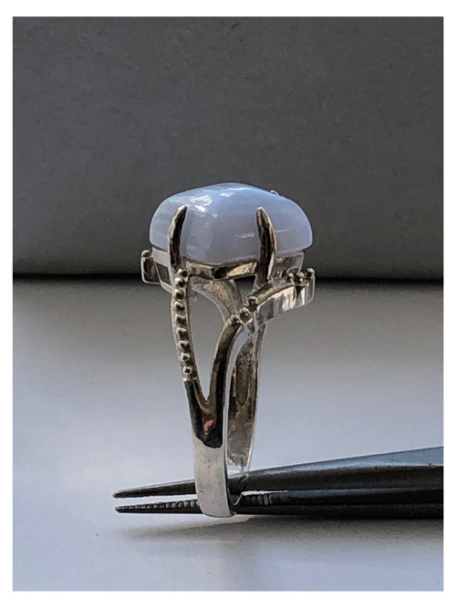 Stříbrný prsten s modrým chalcedonem, krajkový