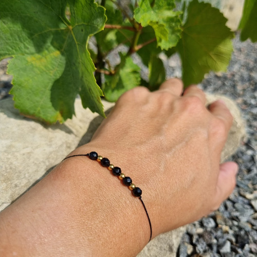Náramek ONYX šňůrkový 4mm GOLD