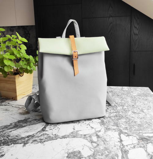 Trinity street backpack šedá s pistáciovou