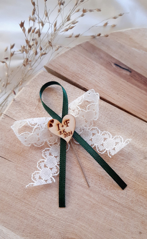 Krémový vývazek se zelenou stuhou a monogramy