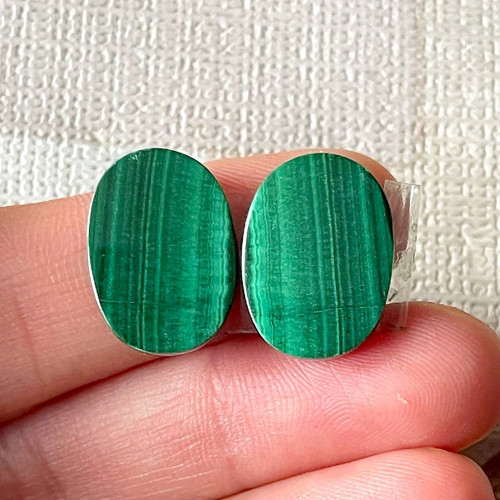 Malachit kabošony ovál pár / 17,5x13x4mm MA01