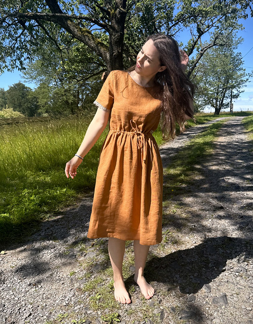 Lněné šaty MUSTARD s krajkou, pásek