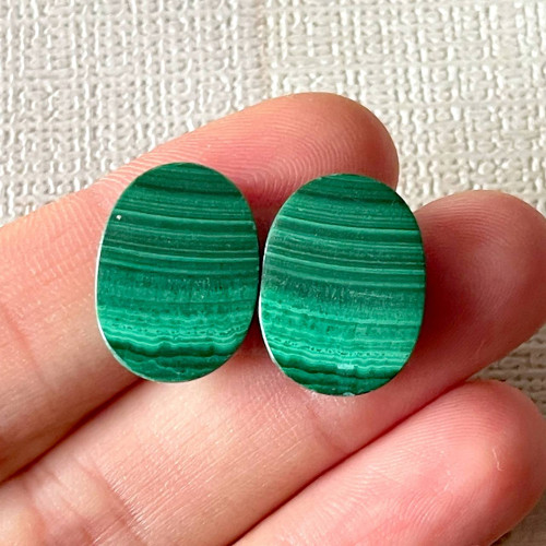 Malachit kabošony ovál pár / 17,5x13x4mm MA02