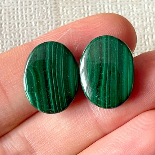 Malachit kabošony ovál pár / 17x13x4mm MA03