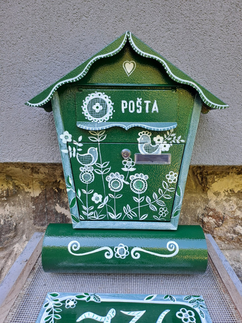 Poštovní schránka zeleno-biela