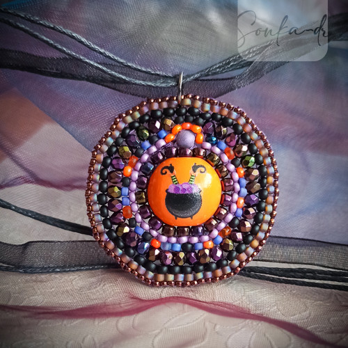 Halloweenský náhrdelník "Čarodějný kotlík"