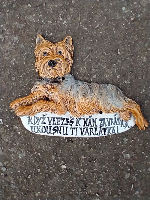 Cedulka s jorkšírským teriérem s nápisem