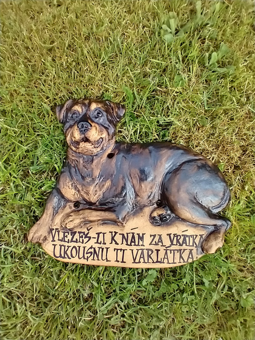 Cedulka s rotvajlerem s nápisem
