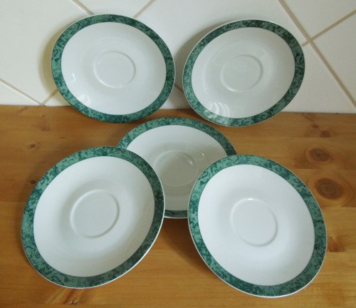 Porcelánové podšálky s mramorovým okrajem