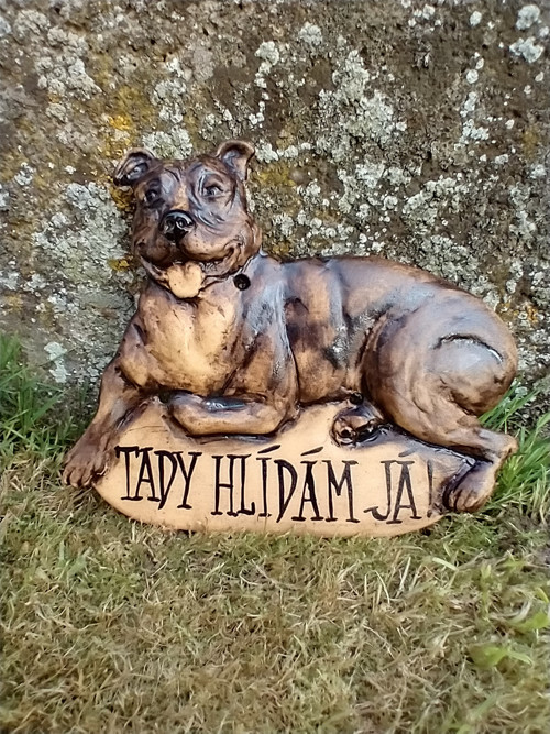 Cedulka s pitbullem a s nápisem
