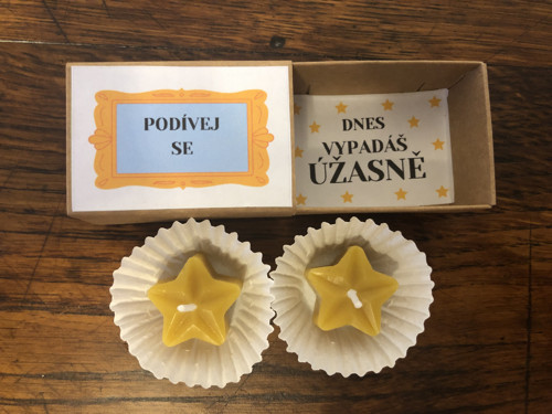 Vypadáš úžasně - dvě svíčky
