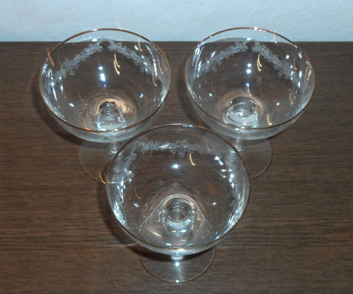 3x SKLENIČKA na nožce, zlacená, rytý ornament