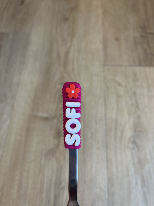 Lžička se jménem Sofi a kytičkou