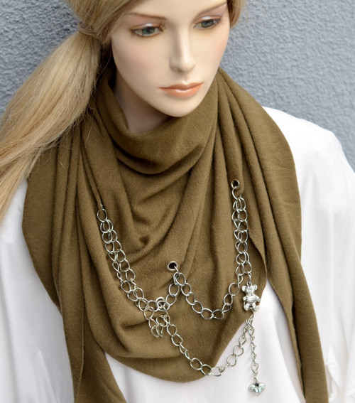 Šála s řetízky a přívěsky