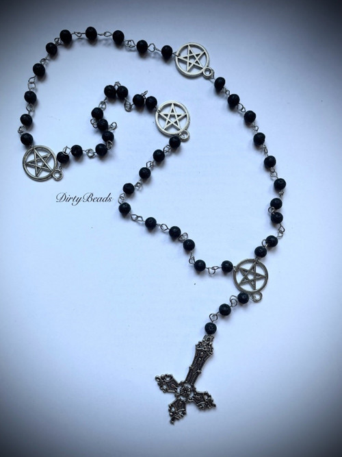 Růženec s pentagramy a obráceným křížem