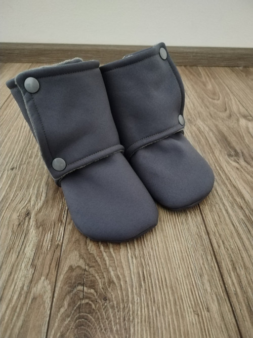 Capáčky ze softshellu do kočárku