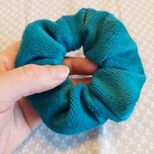 Plyšová scrunchie gumička