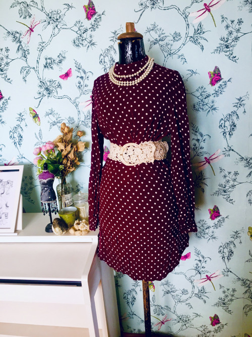 Šaty chic puntíkované vintage look — foto 1