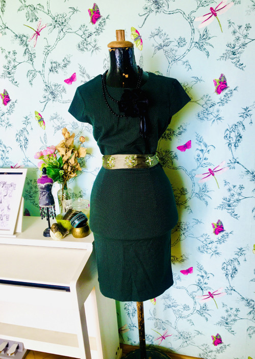 Šaty retro look v puntíku — foto 1
