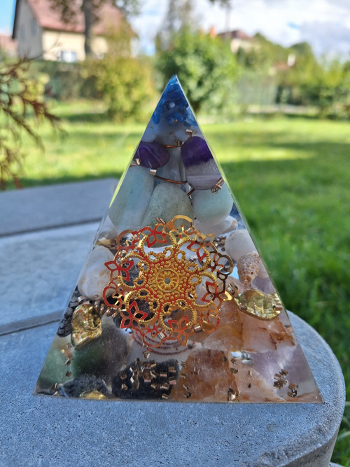 Orgonitová pyramida plná minerálů