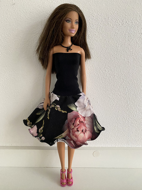 Šaty na panenku Barbie — foto 1
