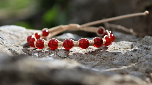 Náramek macramé "živý karneol"