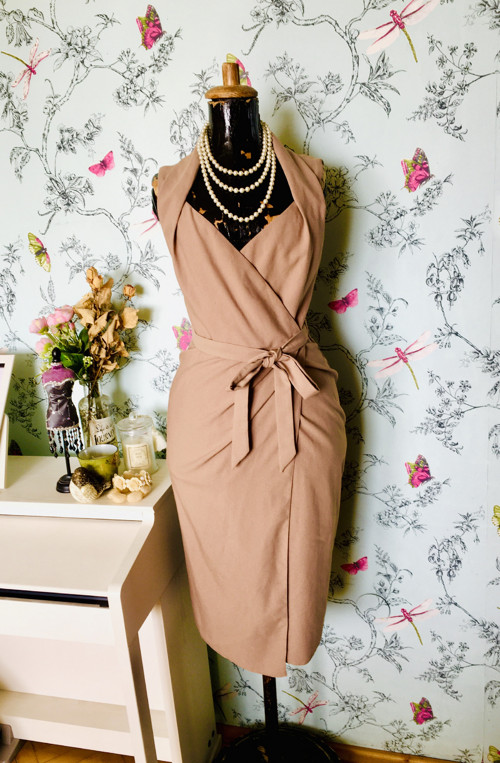 Šaty pencil pin-up beige — foto 1
