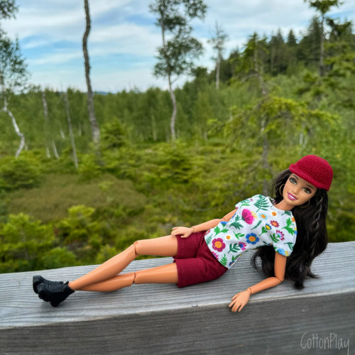 Sada oblečení pro Barbie - S vínovou kšiltovkou