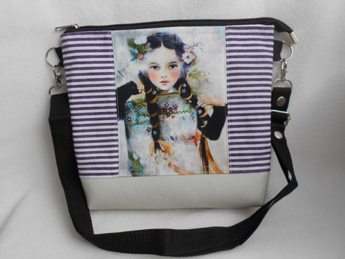Crossbody - dívka s copánky