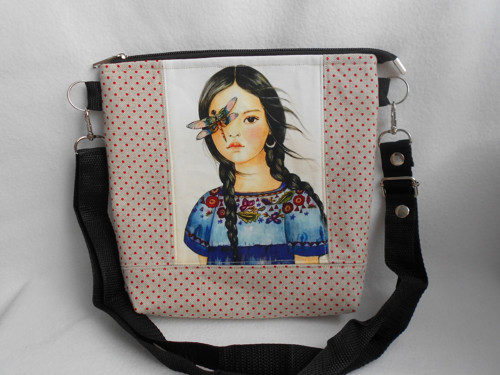 Crossbody - dívka s vážkou