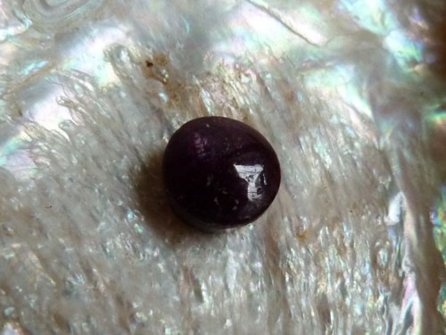 Rubín - kabašon - 1cm (R8)