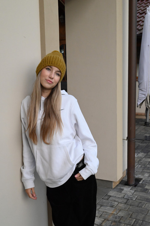 Čepice v hořčicové s bambuli