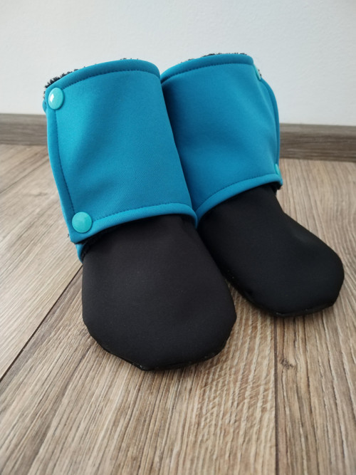 Capáčky ze softshellu do kočárku