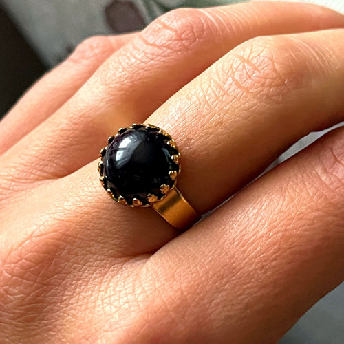 Elegantní prsten s tmavým granátem - ocel E050 — foto 1