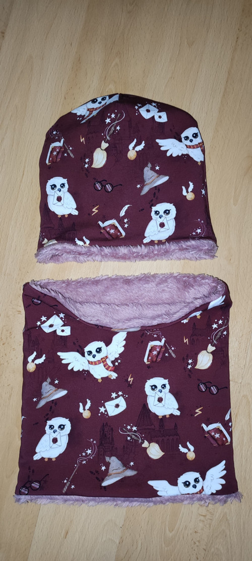 Set čepice a nákrčník.