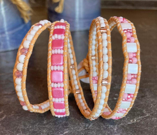 Náramek Wrap Bracelet bílo-růžový v hnědé kůži