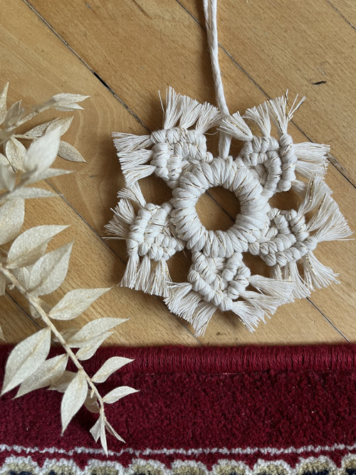 Macramé vánoční vločka se zlatou nitkou