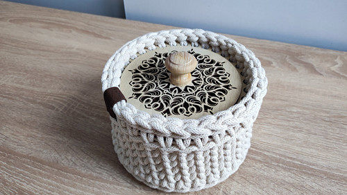 Háčkovaný košík s víkem s mandalou, průměr 15 cm