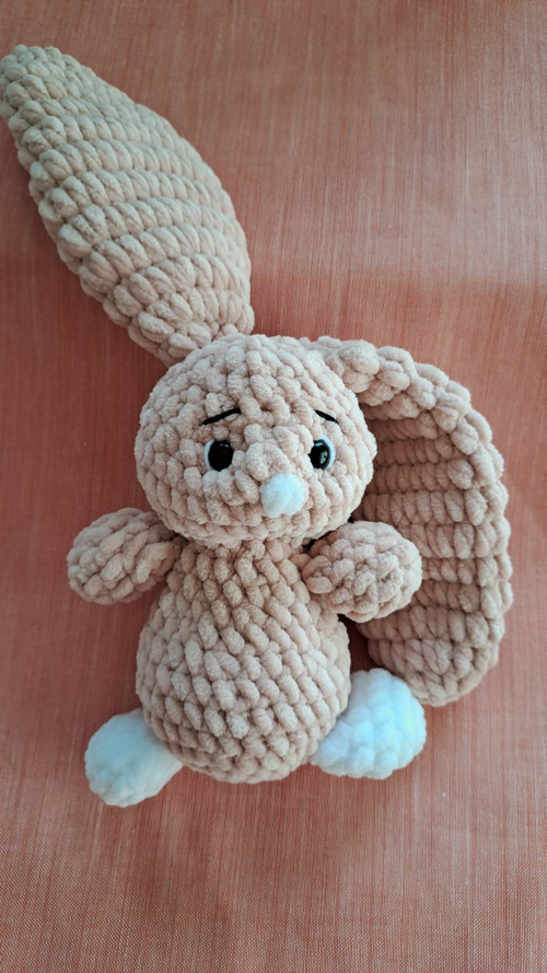 Háčkovaný zajíc růžový