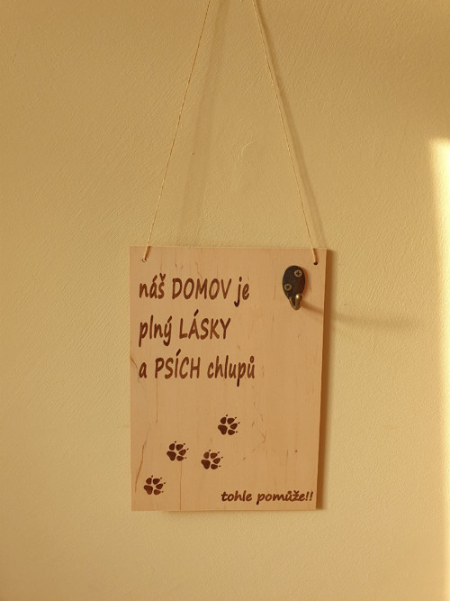 Dekorativní věšák na odstraňovač chlupů
