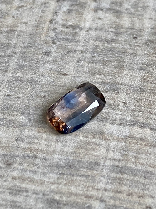 AXINIT- vzácný přírodní drahokam, 0,90 Ct. PÁK.