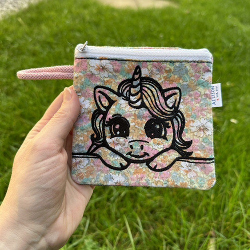 Kapsička velká Unicorn na květinách