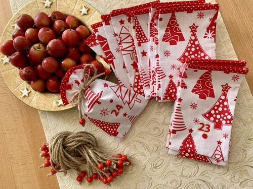 Adventní kalendář pytlíčkový- Červené stromečky