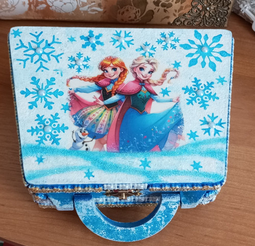 Dřevěná krabička ve tvaru kabelky.