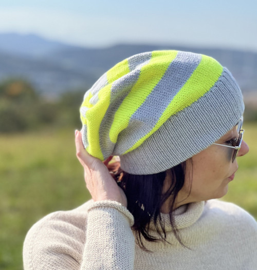 Beanie čepice. Šedá a zářivě zelená.
