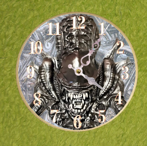 VETŘELEC ALIEN NÁSTĚNNÉ HODINY (2druhy)